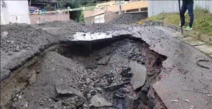Un nuevo socavón en Tegucigalpa debido a las lluvias Un nuevo socavón en Tegucigalpa debido a las lluvias