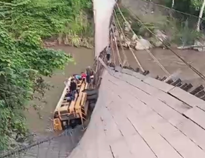 Por intentar cruzar puente de hamaca bus cae al río en Santa Bárbara