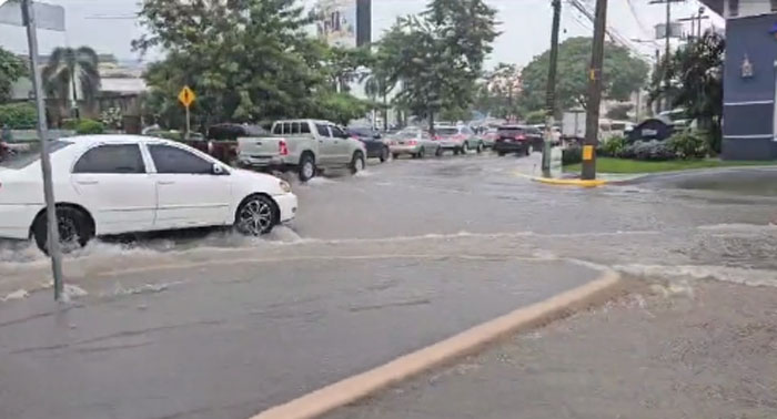 Frente frío deja lluvias en San Pedro Sula Frente frío deja lluvias en San Pedro Sula