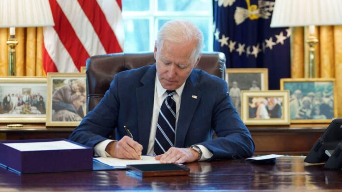 Presidente Biden firma ley para perseguir penalmente a personajes extranjeros corruptos