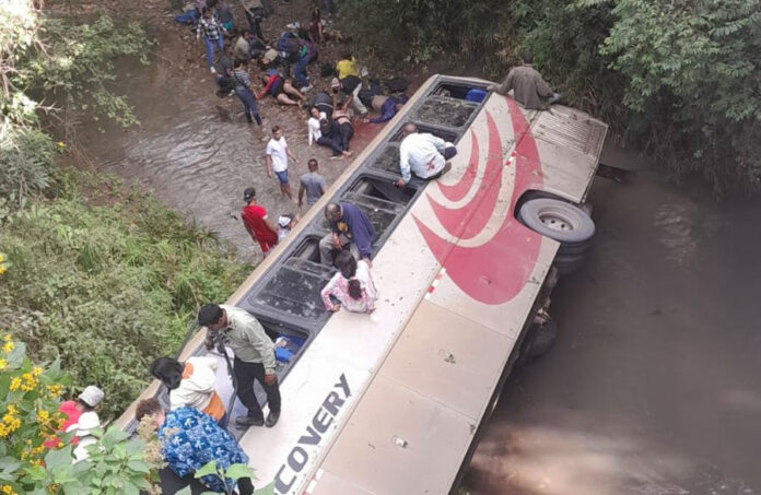 Al menos 12 muertos al accidentarse empresa de transporte a la altura de Río Hondo carretera a Olancho