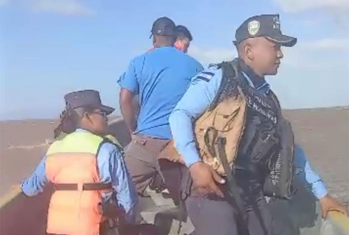 Siguen buscando tres tripulantes de embarcación que naufragó en La Mosquitia