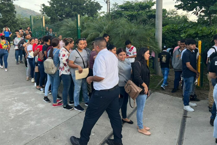 Hondureños abarrotan maquila en Choloma en busca de una oportunidad de empleo