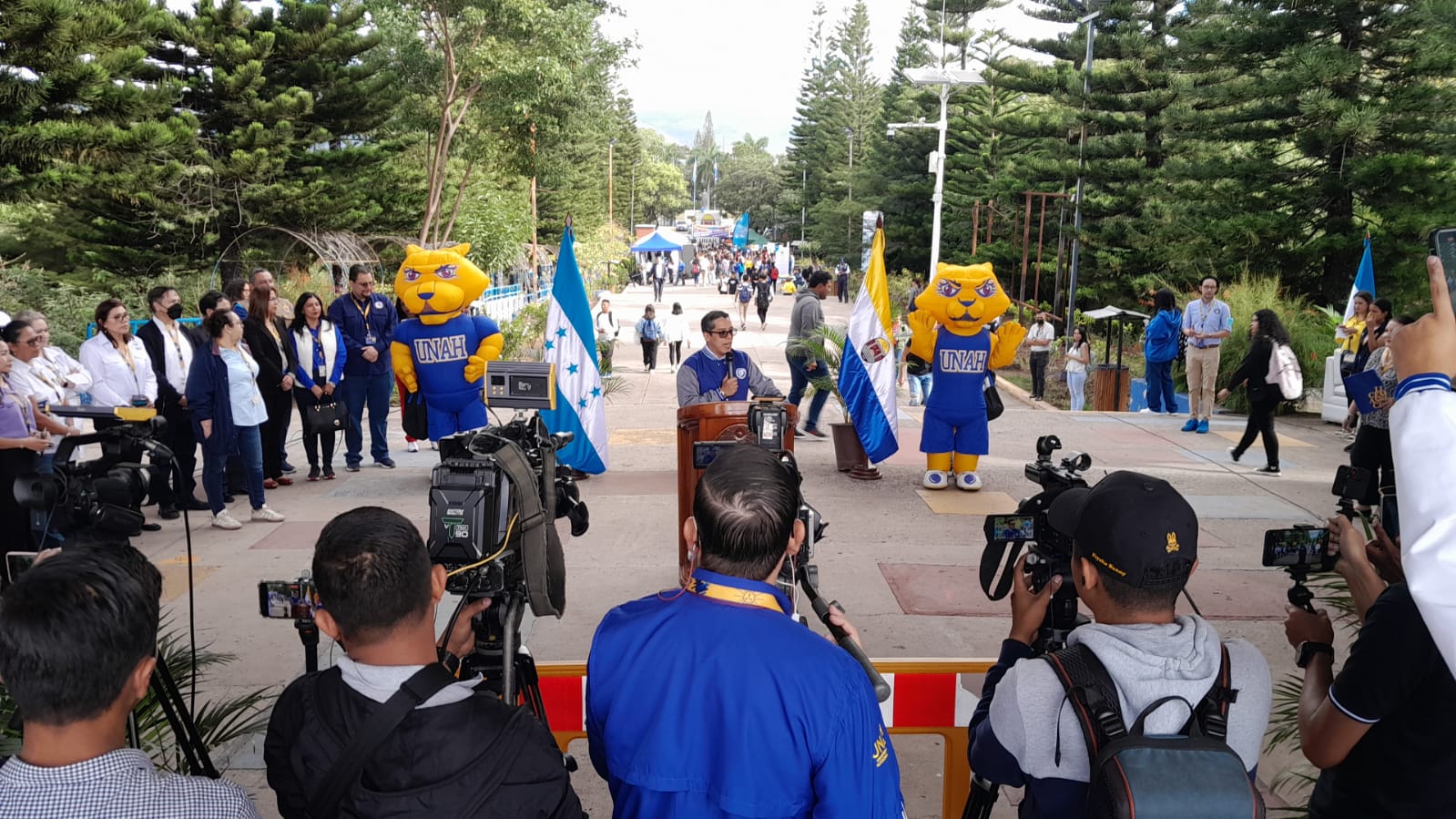 El Rector Odir Fernández en compañía del vicerrector Mario Aristides Contreras inauguran inicio clases en la UNAH con diversas actividades culturales y artísticas