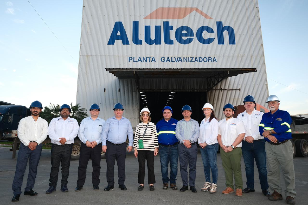 Presidenta del BCH realiza recorrido por moderno complejo industrial de Alutech