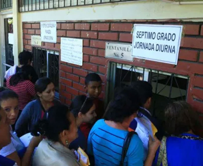 Centros educativos abarrotados por padres en busca de matrícula para sus hijos