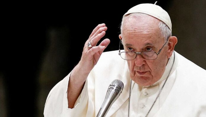 El papa insiste en que «no se bendice la unión homosexual» sino simplemente a las personas