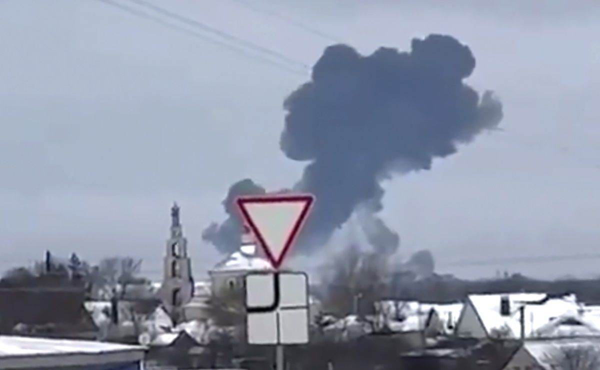 Rusia acusa a Ucrania de derribar un avión militar «con 65 prisioneros ucranianos a bordo»