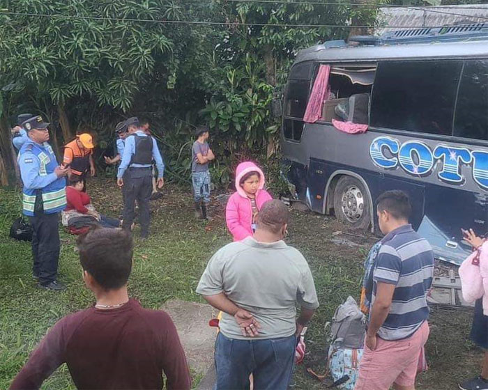 Personas lesionadas deja accidente de bus en Tela