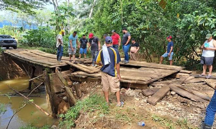 20 aldeas incomunicadas en Iriona por colapso de puente