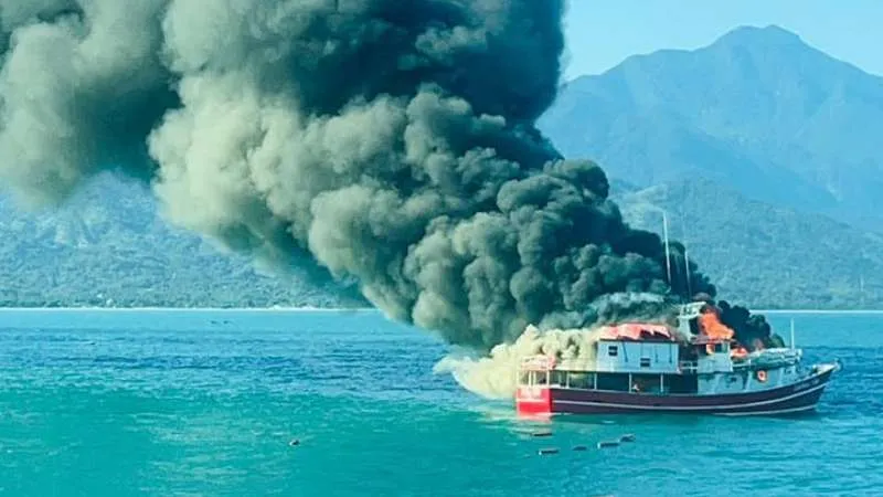 Se incendia barco carguero en La Ceiba, Atlántida
