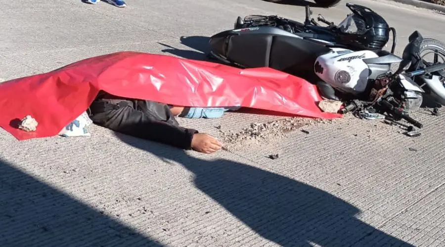 Fallece motociclista tras estrellarse contra un camión en Aldea Cerro Grande