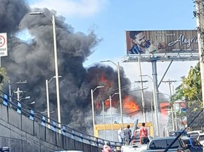 Incendio consume distribuidora de motocicletas en Comayagüela