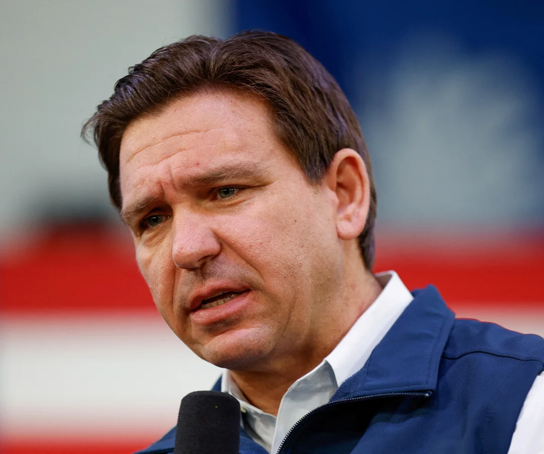 El gobernador Ron DeSantis firma ley en Florida que restringe el acceso de los niños a las redes sociales