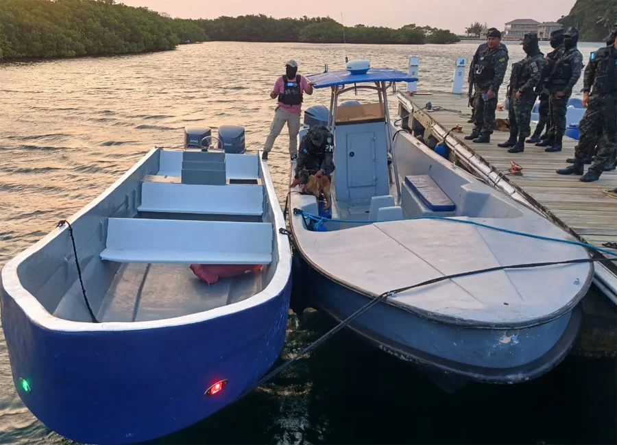 Incautan armas y droga en embarcación en isla de Guanaja