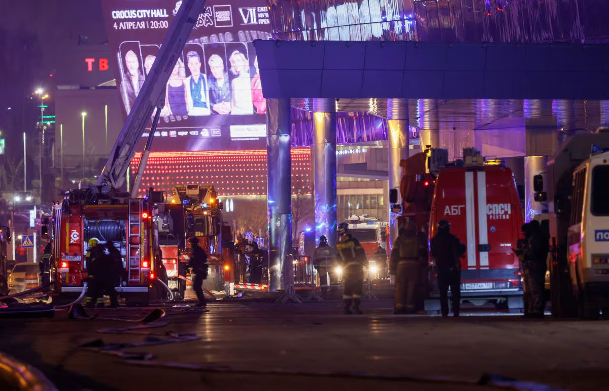 Al menos 40 muertos y 100 heridos en un tiroteo en una sala de conciertos de Moscú Al menos 40 muertos y 100 heridos en un tiroteo en una sala de conciertos de Moscú