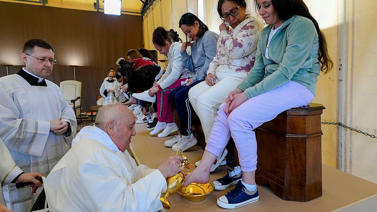 El papa Francisco rompe con la tradición: lava los pies solo a mujeres en el ritual anual El papa Francisco rompe con la tradición: lava los pies solo a mujeres en el ritual anual