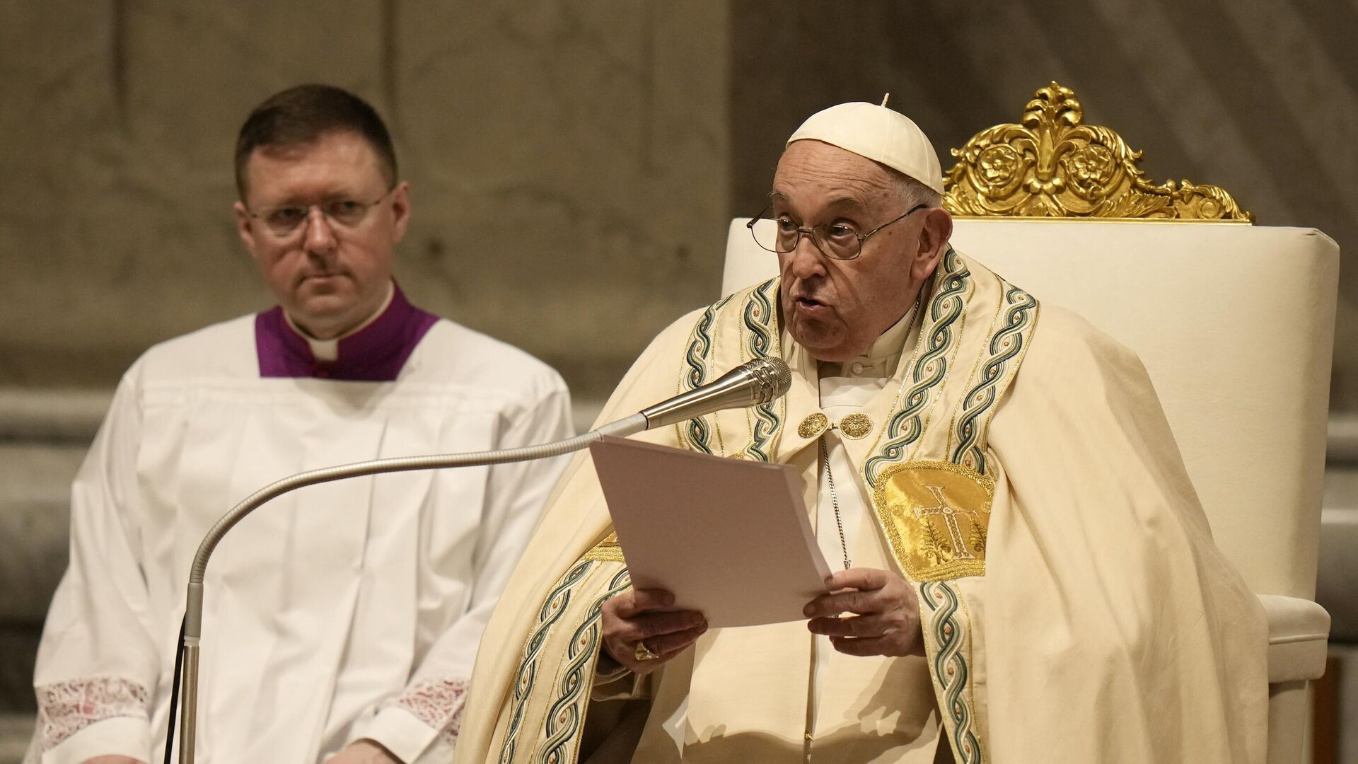El papa Francisco preside la misa de Pascua en el Vaticano, en medio de las preocupaciones por su salud