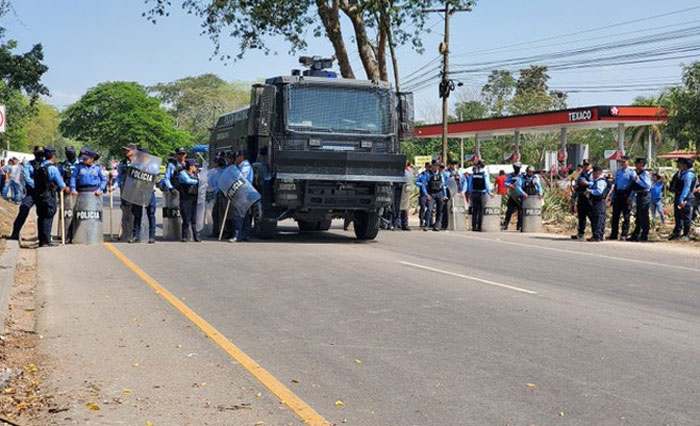 Tras protesta de empleados de maquila la policía libera el tránsito en CA-5 en Villanueva, Cortés Tras protesta de empleados de maquila la policía libera el tránsito en CA-5 en Villanueva, Cortés