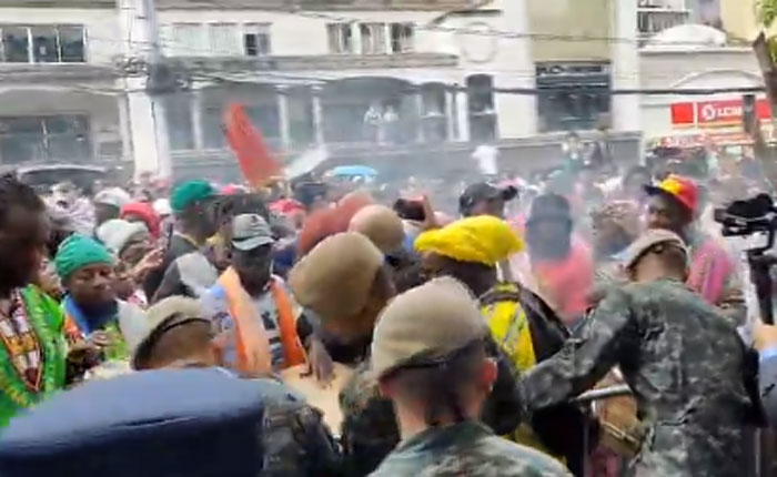 Afrodescendientes protestan frente a Casa Presidencial exigiendo se respeten sus derechos Afrodescendientes protestan frente a Casa Presidencial exigiendo se respeten sus derechos