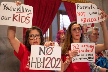 En Tennessee quieren permitir que los maestros lleven armas ocultas a la escuela y estallan las protestas