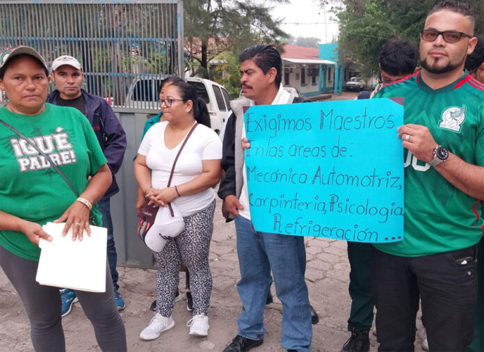Padres de familia y alumnos se toman la Departamental de Educación de Francisco Morazán por falta de maestros en el ITLB Padres de familia y alumnos se toman la Departamental de Educación de Francisco Morazán por falta de maestros en el ITLB