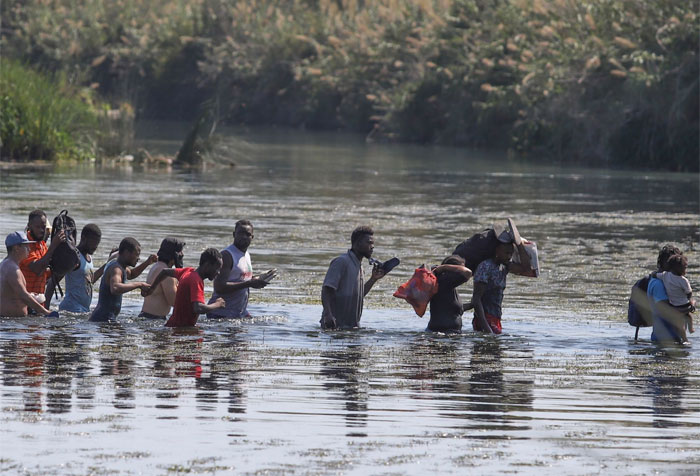 Migrantes insisten en cruzar a EE.UU., por el río Bravo