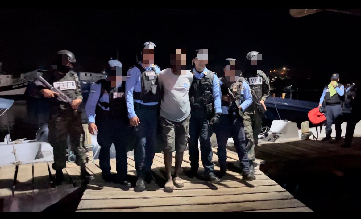 Policía en Guanaja captura a individuo en flagrancia por la muerte de dos ciudadanos por problemas pasionales