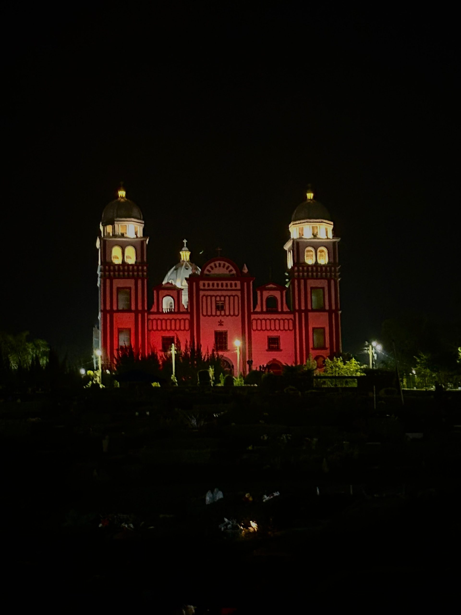 Lugares insignes de la capital se iluminan de rojo en el Día Mundial del Donante