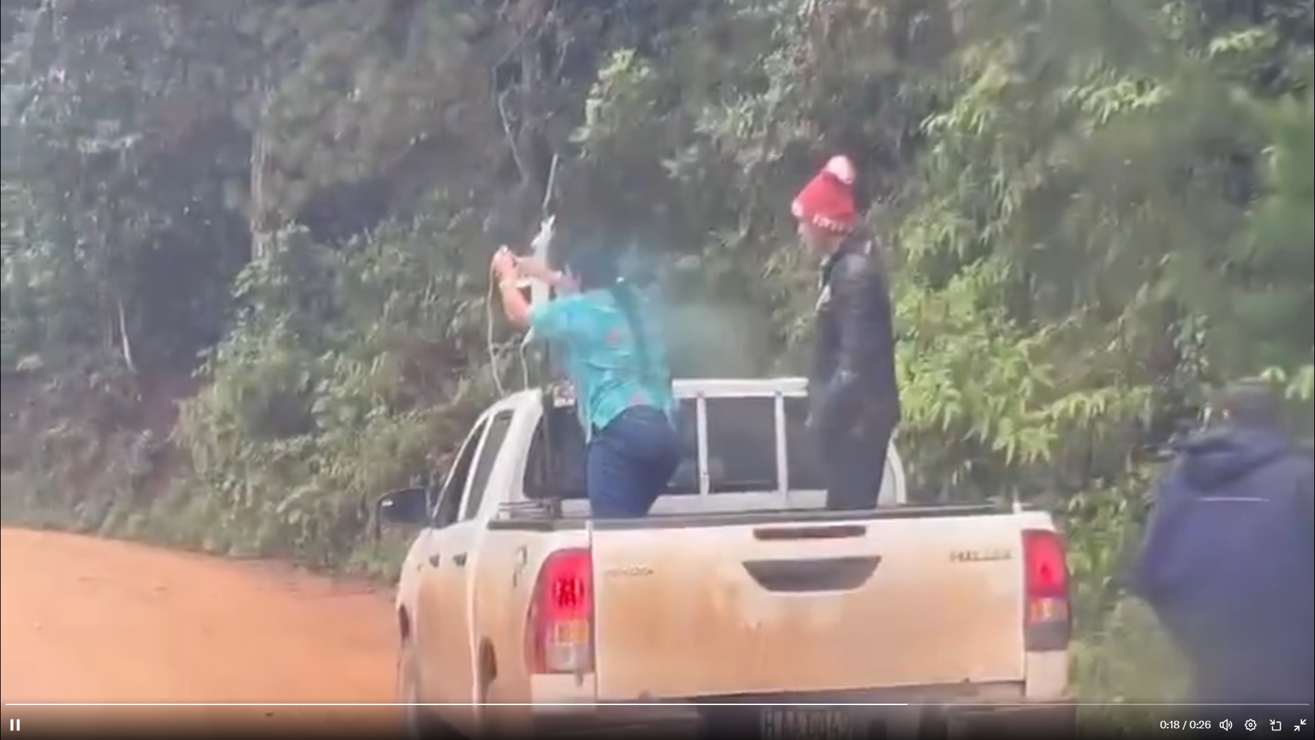 VIDEO: Por falta de ambulancia en la paila de un vehículo trasladan a pacientes desde Piraera a Gracias, Lempira