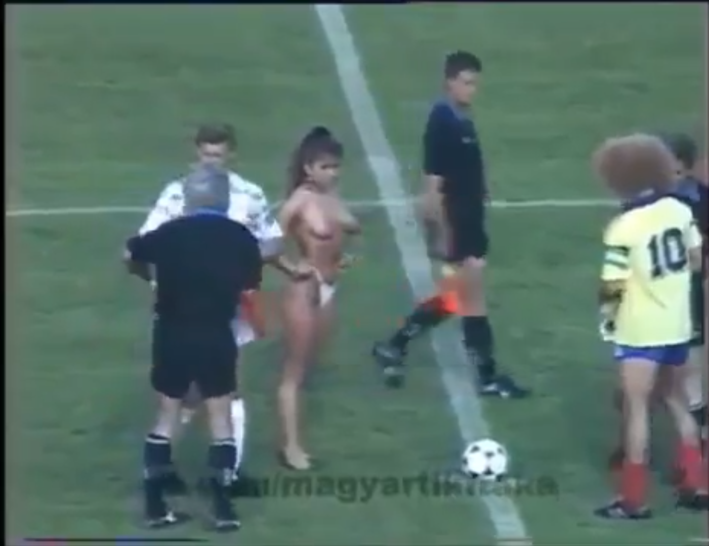 Hoy se cumplen 34 años del kick-off más bizarro de la historia: Actriz porno dio la patada inicial en un partido de fútbol