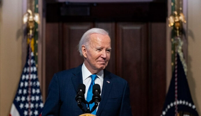 Biden bromea sobre su edad