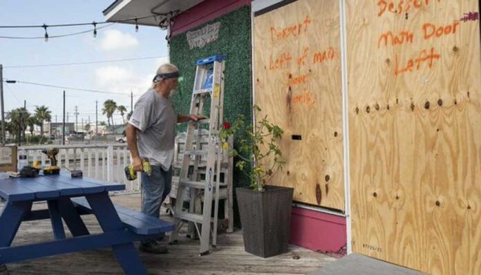 El centro de Beryl tocará tierra en Texas este lunes probablemente como huracán