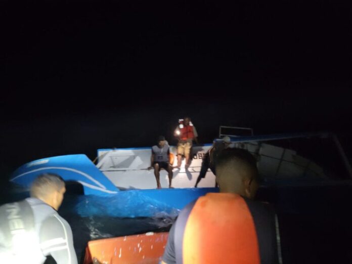 Tras naufragio cinco hondureños son rescatados por la Fuerza Naval de Honduras