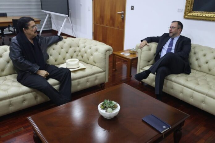 Mel Zelaya llega a Venezuela en el marco de las elecciones presidenciales Mel Zelaya llega a Venezuela en el marco de las elecciones presidenciales