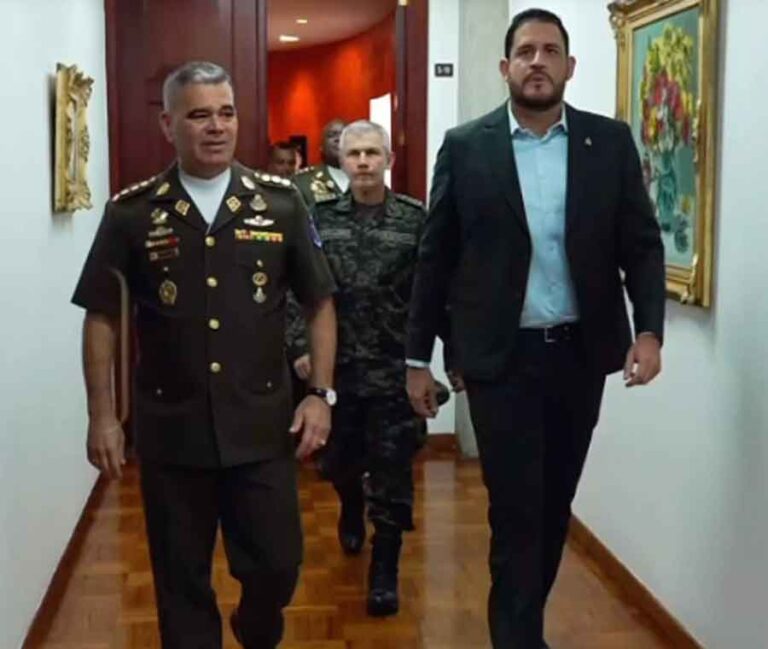 General Hernández y el ministro Zelaya Rosales se reunieron con el jefe militar venezolano.