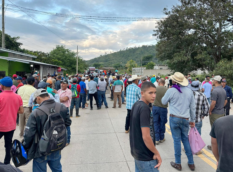 Centenares de familias que fueron desalojadas en Olancho, realizan una protesta y solicitan una reunión con la presidenta Castro