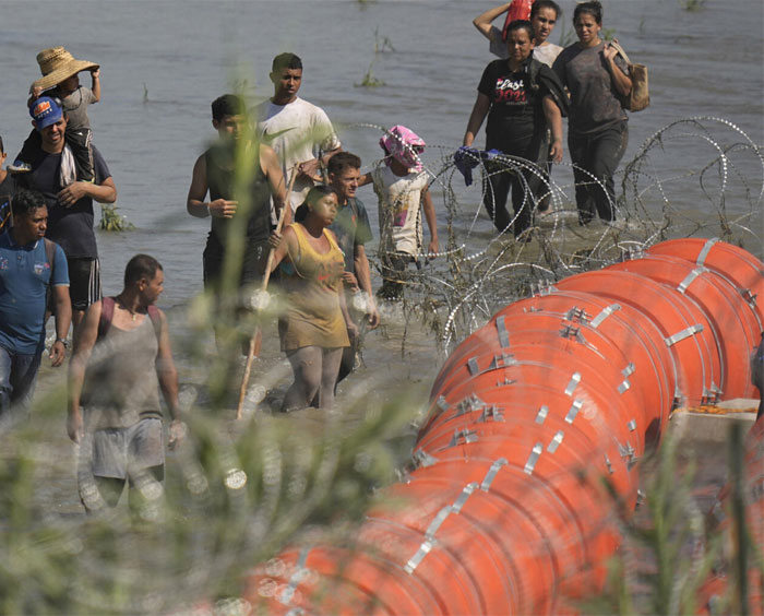 Texas amplía su controversial alambrada antimigrantes en la frontera con México
