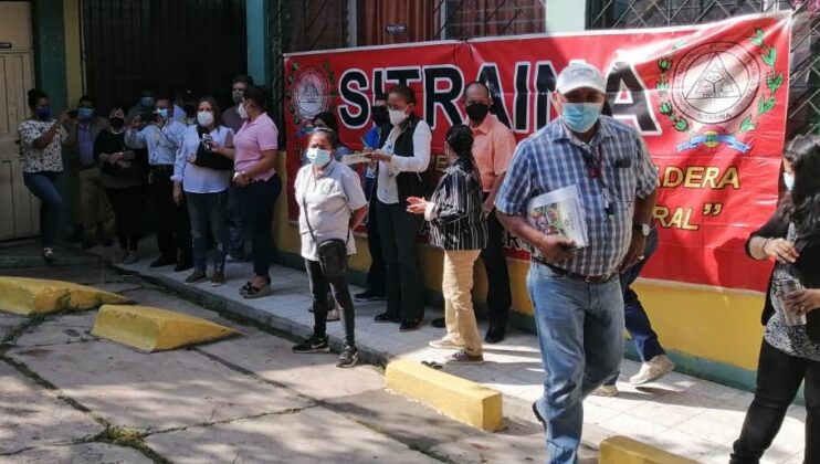 En paro exigiendo aumento salarial los empleados del INA