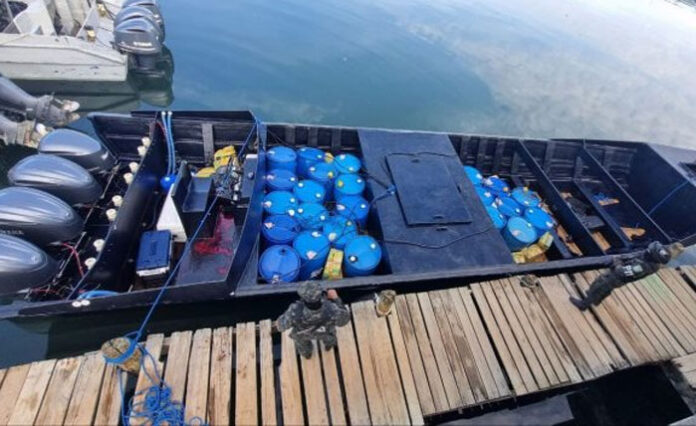 Confiscan droga y arrestan a tres venezolanos y un hondureño tras tiroteo en Guanaja