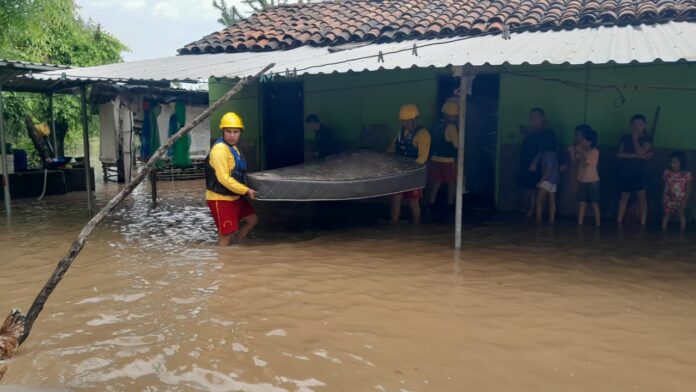 El Cuerpo de Bomberos realiza evacuaciones y rescates en Namasigüe y El Triunfo, Choluteca
