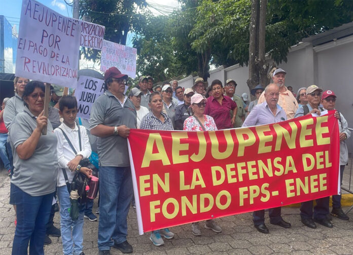 Protestan frente a Casa Presidencial los jubilados de la ENEE