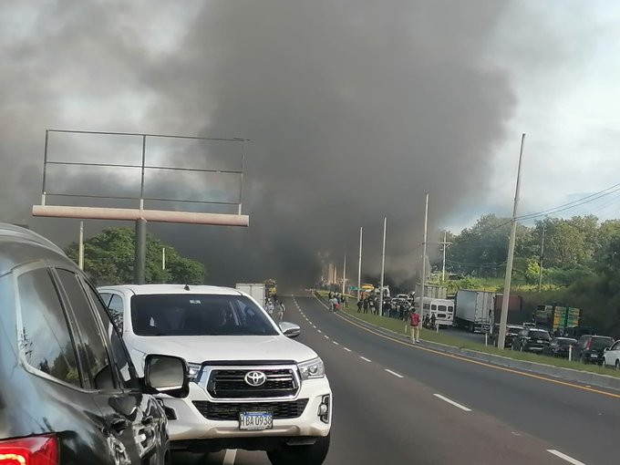 COPINH se toma la carretera CA-5 a la altura de Amarateca