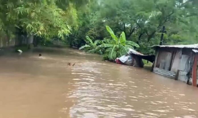 Unas 600 familias aisladas por las lluvias en Apacilagua, Choluteca