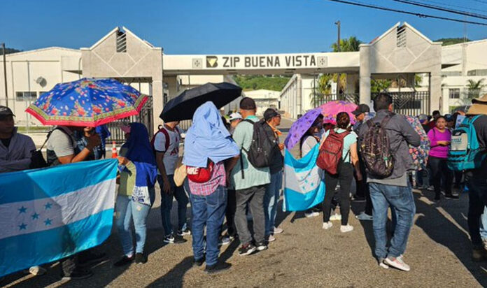 Exempleados de maquila vuelven a manifestarse frente al parque industrial Zip Buena Vista en Cortés