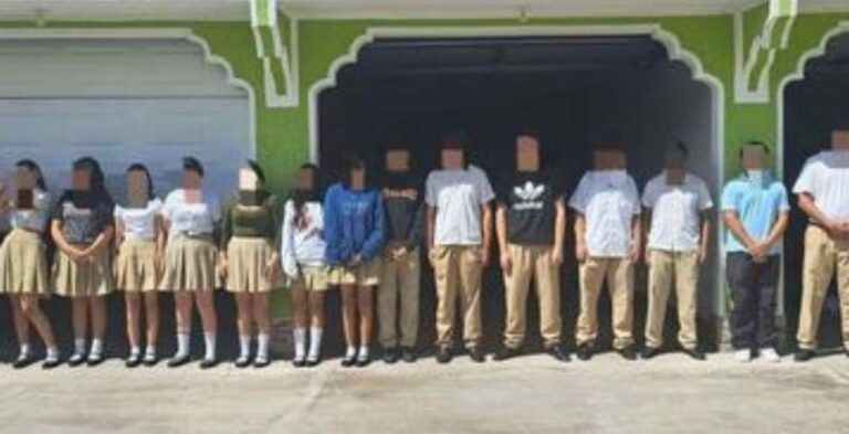Descubren a estudiantes de bachillerato en un autohotel