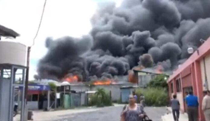Pavoroso incendio consume bodega de repuestos en El Prado