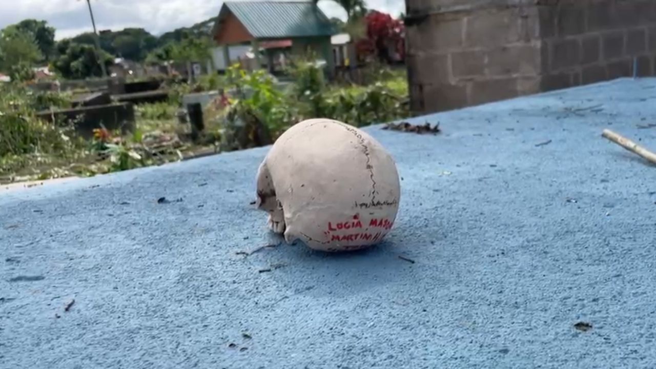 Descubren cráneo con nombre grabado en tumba de Tocoa