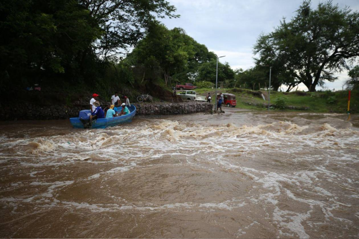 Miles de familias incomunicadas por lluvias del huracán Erick categoría 3