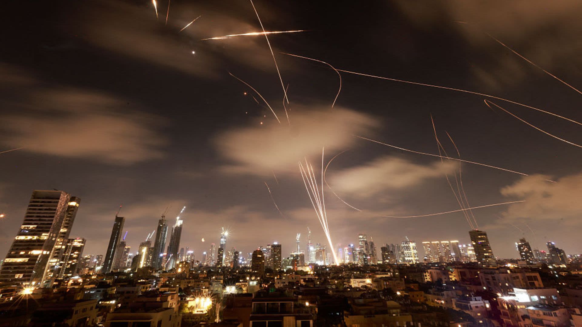 Intensos ataques israelíes golpean Teherán después de que Trump exigiera una «rendición incondicional»